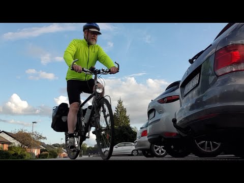 Cyklar förbi köerna