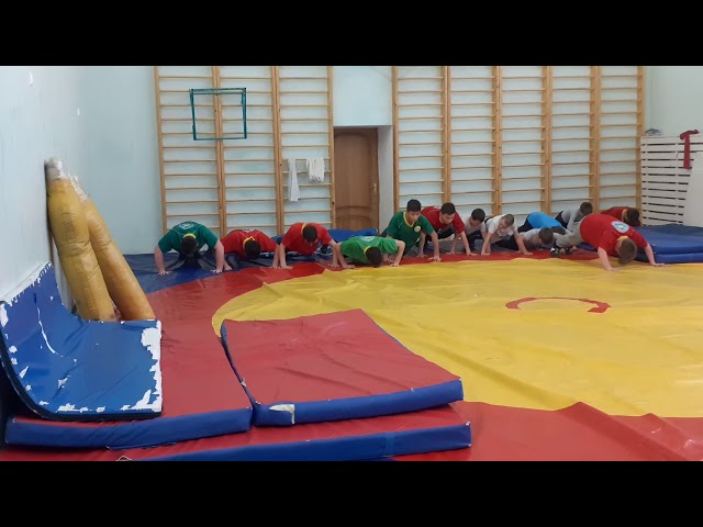 Тренер Илшат Фазылҗанов Яңа Кенәр мәктәбендә көрәшчеләр әзерли