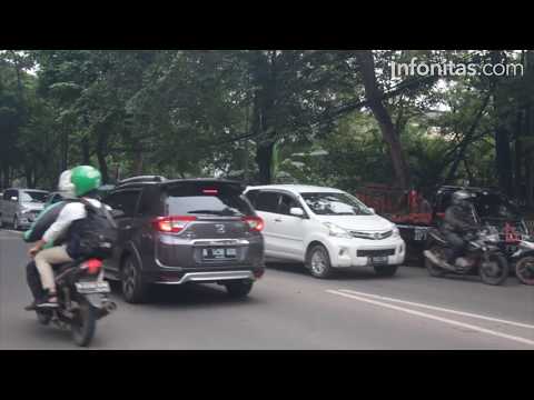 Pedagang Kaki Lima Rebut Hak Pejalan Kaki di Jl. Maulana Hasanudin Cipondoh Pedagang Kaki Lima Rebut Hak Pejalan Kaki di Jl. Maulana Hasanudin Cipondoh