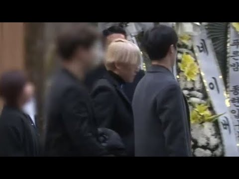 EXO Baekhyun & Chanyeol at Shinee’s Jonghyun Funeral