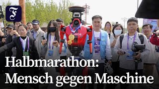 Humanoide Roboter hängen Menschen bei Halbmarathon ab
