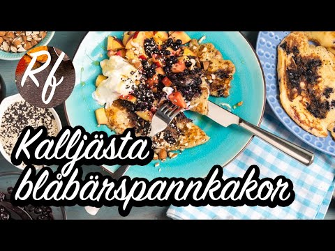 Kalljästa blåbärspannkakor. Fluffiga pannkakor till frukost eller brunch. Blanda smeten kvällen innan och sätt i kylen att kalljäsa - sedan är det bara att dra igång och grädda på morgonen.>