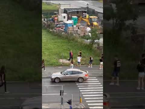 Adolescenți fugăriți de paznicul de la blocul S200, în care urcaseră pentru poze