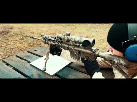 Trening na strzelnicy - bezpieczne posługiwanie się bronią i zasady celnego strzelania.