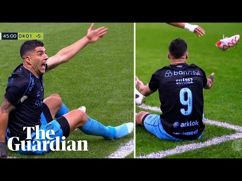 Opponent throws Luis Suárez's boot off pitch after striker appeals in vain for free-kick