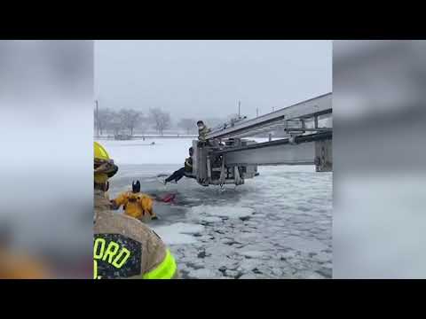 斯坦福消防員從冰河中救出卡車乘客 (Stamford firefighters rescue truck passengers from icy river)