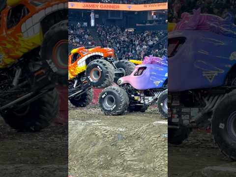 El Toro Loco vs Sparkle Smash #MonsterJam #ElToroLoco #SparkleSmash #OaklandArena #MonsterTruck