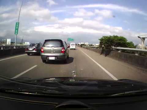 車上掉下小狗---今日新聞有播(原發表者:皮皮麻麻)(影片)