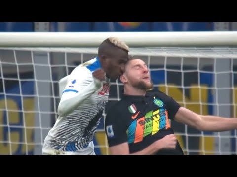 Osimhen: scontro con Skriniar e infortunio (Inter-Napoli 2021/22)