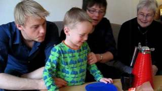 Christian puster lys ud