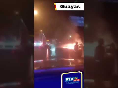 Dos fallecidos tras choque frontal con incendio en paso lateral Daule–Nobol