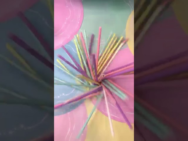 Vídeo relacionado con POPOYU Juego de vajilla de fiesta de coche F1 de 37 piezas, platos, servilletas, mantel y decoraciones para fiestas de cumpleaños de carreras de niños