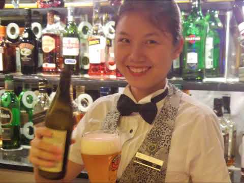 Ingo ohne Flamingo trinkt ein Bier in China