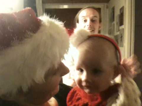 Wilma med sit juletøj og nissehue på