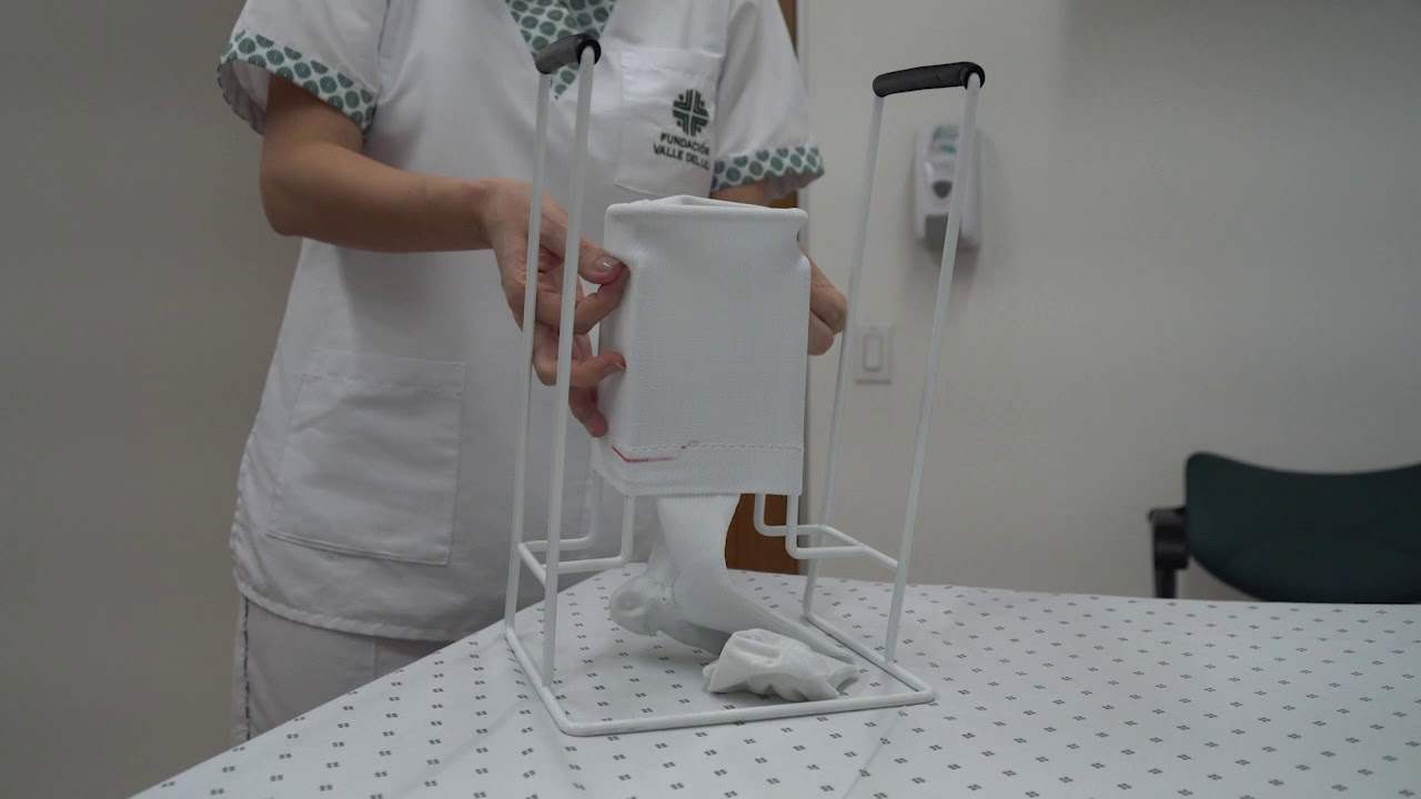 ¿Cómo ponerse la media de compresión con calzador