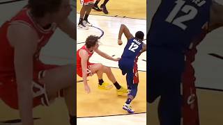 CHECK THEM ANKLES BRO! Josh Giddey almost got injured by DeAndre Hunter's nasty crossover move!