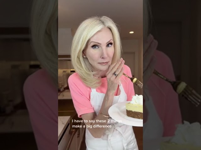 Vídeo relacionado con The Cheesecake Factory Copycat Recipes: Replicate The Most Wanted Recipes From Your Favorite Restaurant at Home: 3 (Copycat Cookbooks On A Budget)