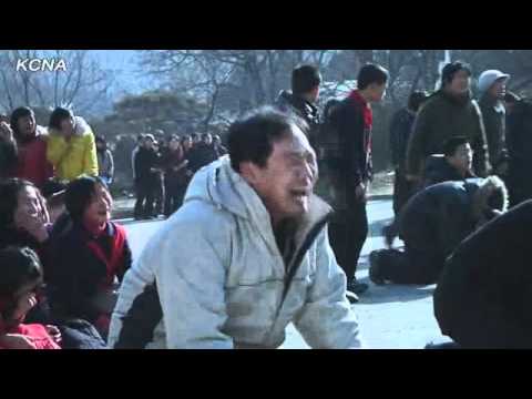 كوريون شماليون يبكون زعيمهم (فيديو)