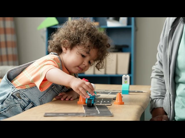 Vídeo relacionado con LEGO Duplo Moto de Policía Azul - Juego Educativo para la Motricidad Fina con Moto de Juguete, Figura de Policía y Semáforo - Regalo de Cumpleaños para Niños y Niñas de 2+ Años - 10471