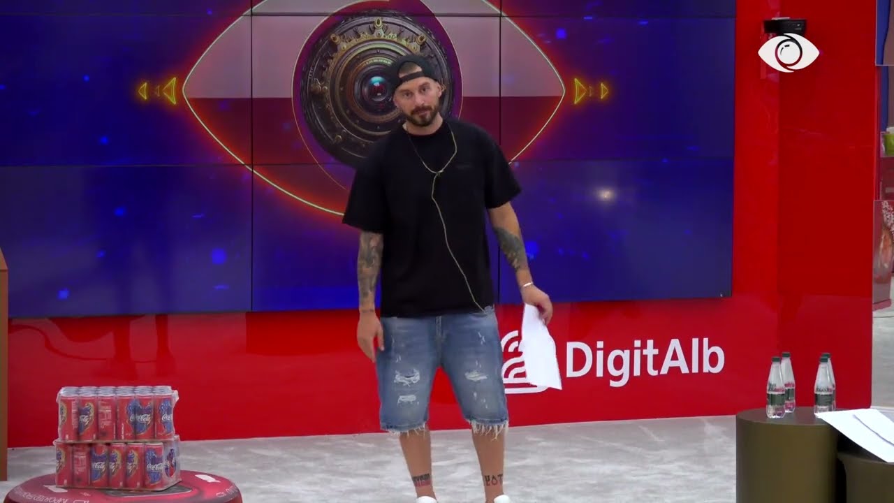 30 vjetori i Coca-Cola/ Banorët marrin dhuratë kanaçe nga koleksioni i ri