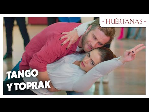 Toprak y Feride están en la clase de baile - Huérfanas