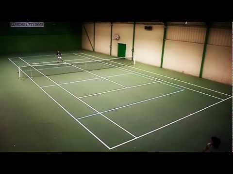 Tennis : Lise qui finit le point en smashant