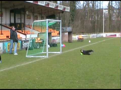 Wilhelmus F1-ADO F1 0-5 Sergi Roeleveld scoort uit een afstandschot. April 2007.avi