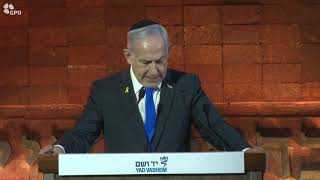 רה"מ נתניהו בעצרת הפתיחה הממלכתית לאירועי יום הזיכרון לשואה ולגבורה ב"יד ושם" (עדכוני משרד ראש הממשלה) - התמונה מוצגת ישירות מתוך אתר האינטרנט יוטיוב. זכויות היוצרים בתמונה שייכות ליוצרה. קישור קרדיט למקור התוכן נמצא בתוך דף הסרטון