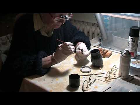 Natírání šperku grafitovou vodivou směsí. Ukázka