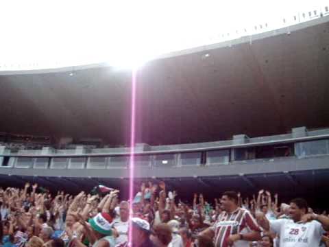 ola do flu contra o vitória mto maneiro olha o shrek tricolor e o mulheriu !rs