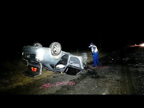 Ketten kirepültek, egy személy beszorult, amikor felborultak autójukkal