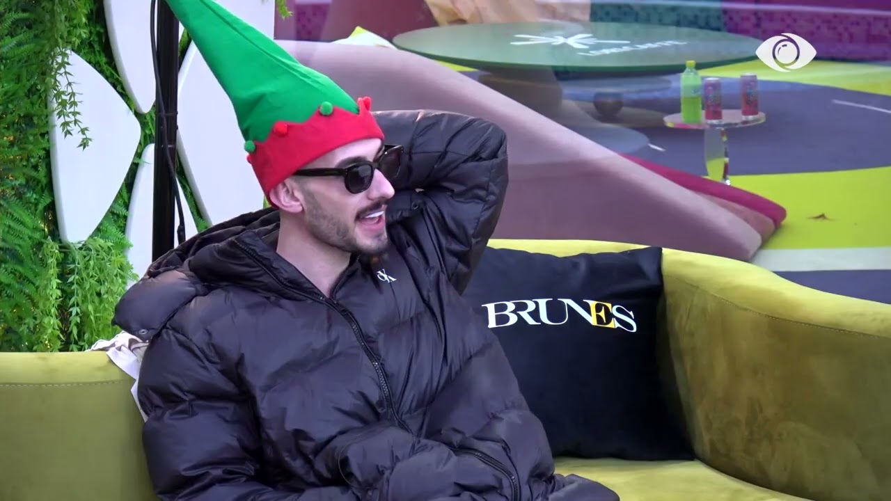 “Lore ka një bub të vogël emrin e ka Seno”/ Angelo shkëmben batuta me banorët