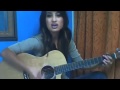 Девушка красиво играет на гитаре и поёт.mp4 