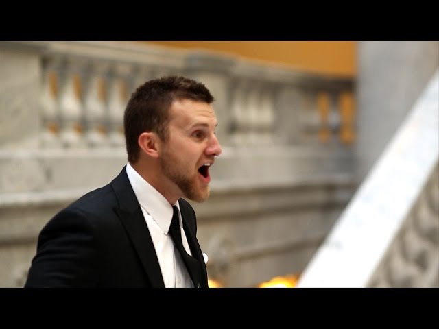 Жених в ожидании невесты. И вот она у него за спиной, он оборачивается, и… ЭТО нужно видеть!