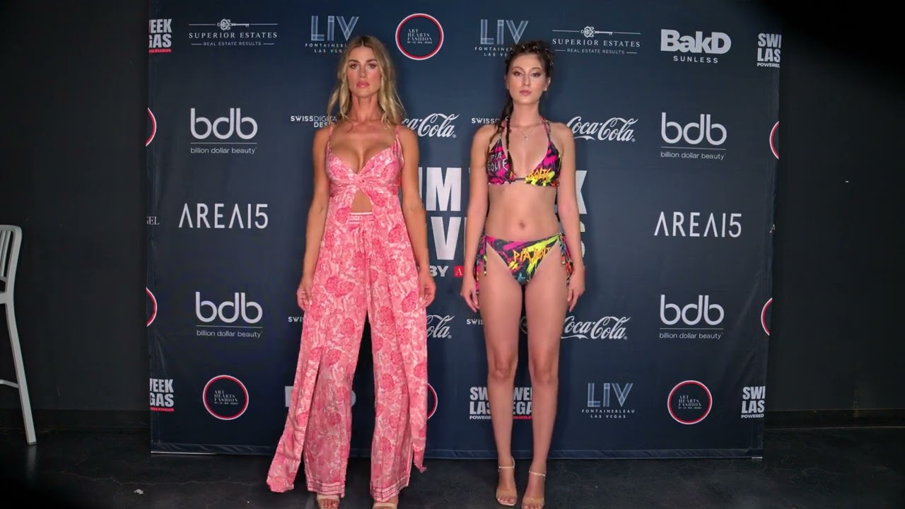 Models Alexis Rodriguez and Sydnee Faulkner pose at ArtHeartsFashion LVSW