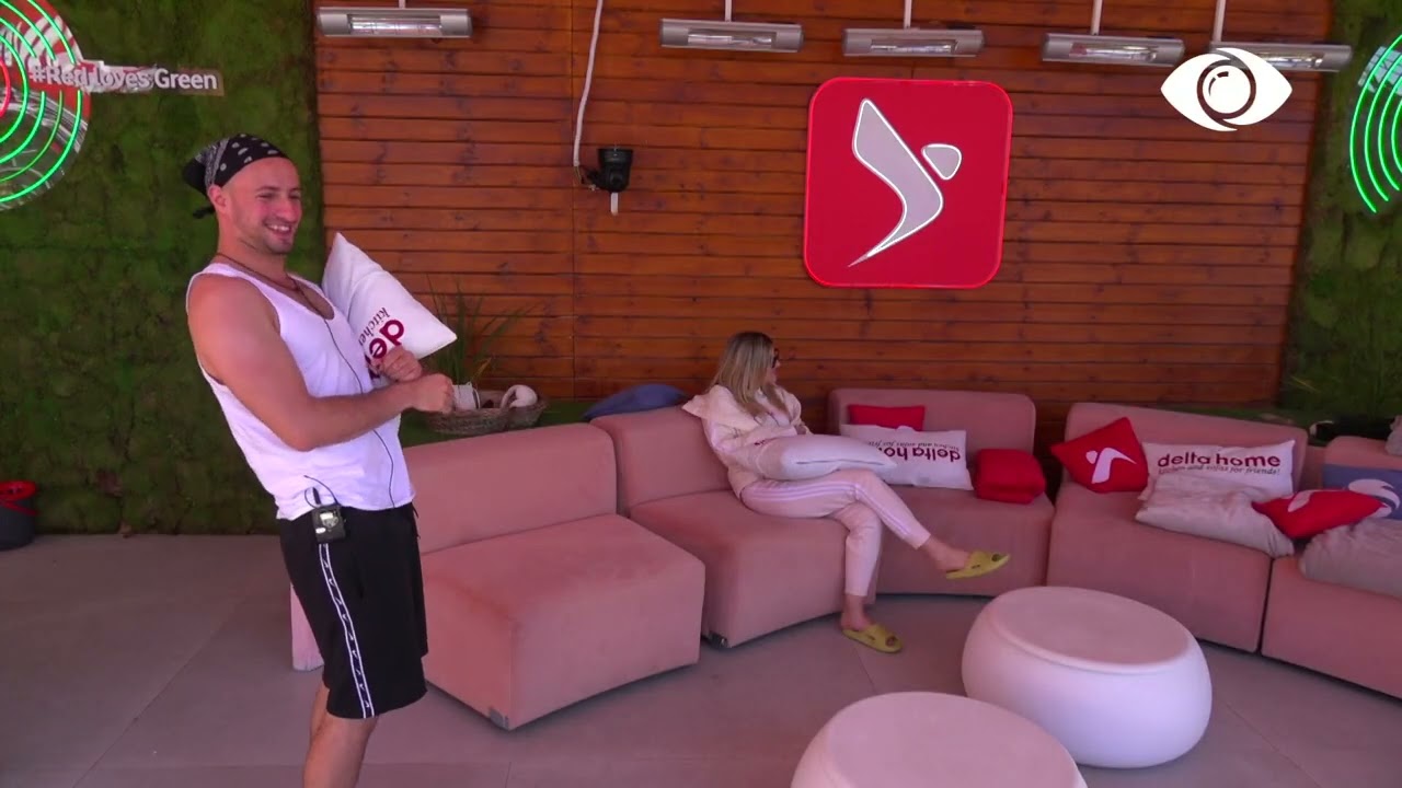 Jori, Nita, Antoneta dhe Kristi luajnë në 'living room'