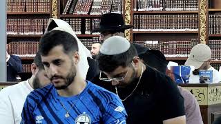 הרב נתנאל סנדרו בוחניק שליט"א - מעמד אמירת הסליחות (הרב נתנאל סנדרו בוחניק) - התמונה מוצגת ישירות מתוך אתר האינטרנט יוטיוב. זכויות היוצרים בתמונה שייכות ליוצרה. קישור קרדיט למקור התוכן נמצא בתוך דף הסרטון