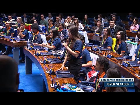 Jovens Senadores tomam posse no Plenário para semana de vivência legislativa