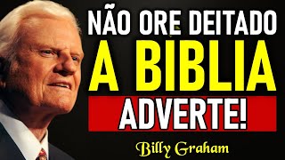 A BÍBLIA ADVERTE você NUNCA DEVE ORAR DEITADO – veja o que Billy Graham revelou!