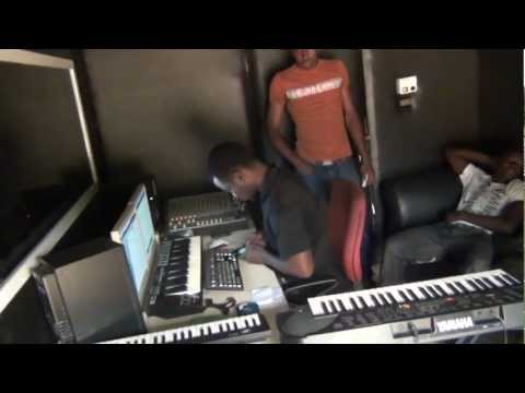 Collectif 513 en studio avec Loo Brown le beatmaker.MTS