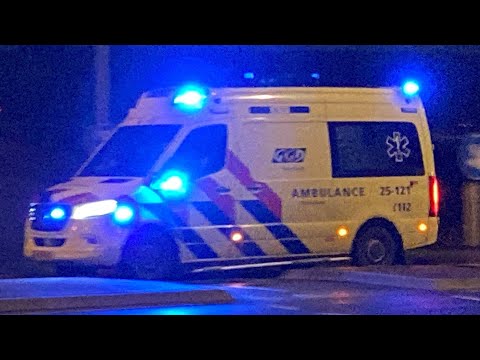 Ambulance 25-121 met spoed naar het ziekenhuis