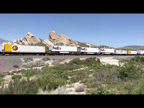 Four Locomotives Elephant Style. BNSF Z Train At The Rocks! Priority UPS Fed Ex Freezing Trailers!