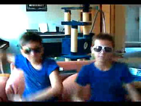 Marco und Cedi Dancen und Singen