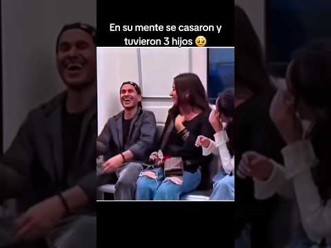 ¡El amor viaja en el Metro !🤣  #YouTubeShorts #HumorMexicano #CosasChuscas #HistoriasDelMetro