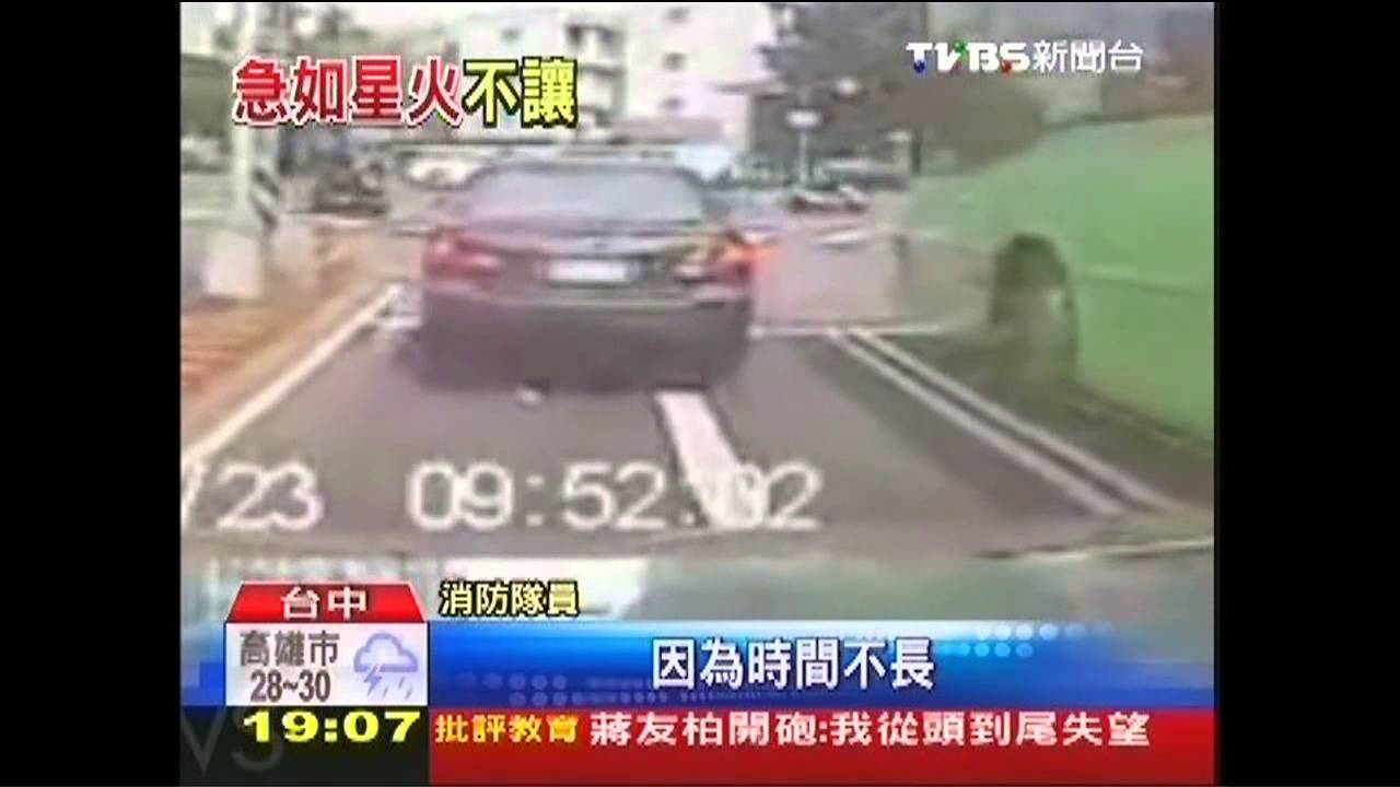 擋救護車！看不過幫按喇叭　還是不閃