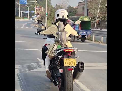 Problems a short person encounters when riding a big motorcycle.#pets  #cute #shorts