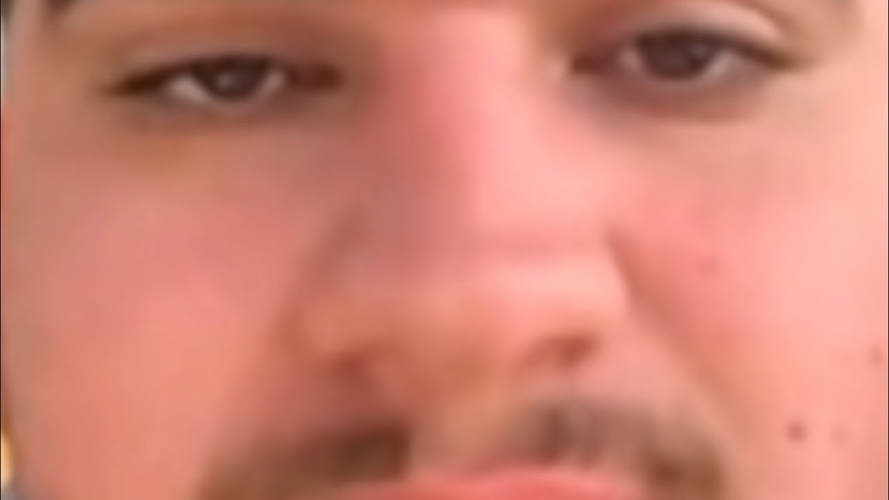 Îl cunoaște cineva pe nenorocitul ăsta? O excursie tematică vreau să-i fac cadou