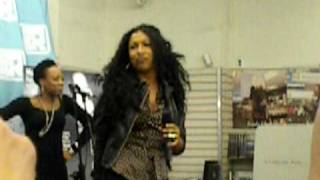 Melanie Fiona @ J&amp;R: Bang Bang