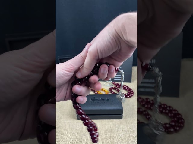 سبحة مسكي كرزي داكن معتقة بشرابة تحمل شعار المملكة