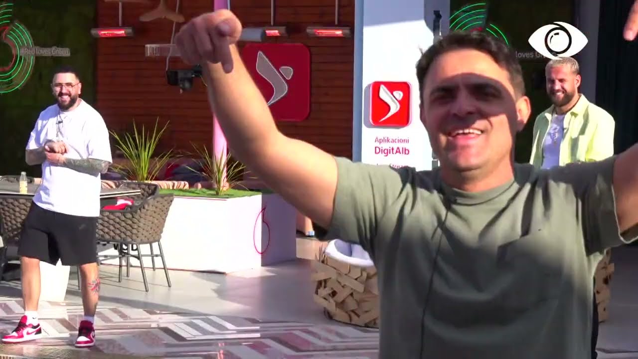 Armaldo vrapon rreth pishinës, Luizi e vëzhgon